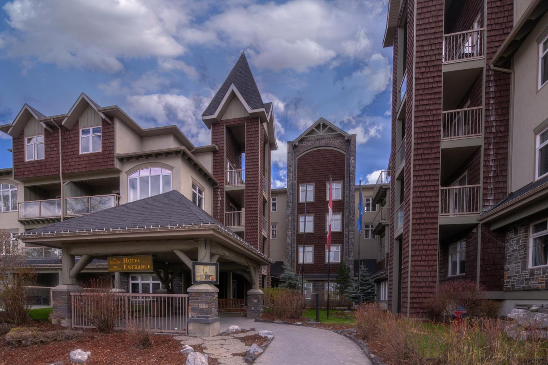Mountain View One Bedroom Vacation Suite - Windtower 119 Канмор Экстерьер фото